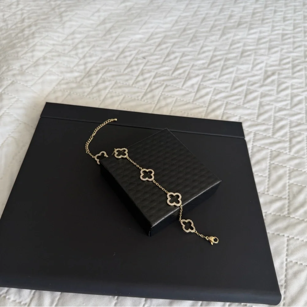 Elegant Gold and Silver Flower Bracelet new in a box gold plated - Picture 9 of 15